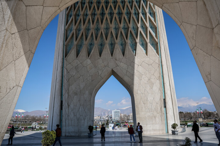 برج آزادی در دومین روز بهار ۱۴۰۳