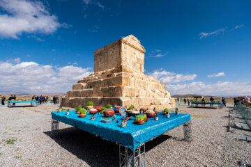 Turistas de Noruz en Persépolis y Pasargada