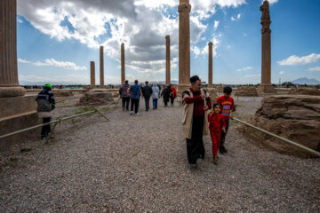 Turistas de Noruz en Persépolis y Pasargada