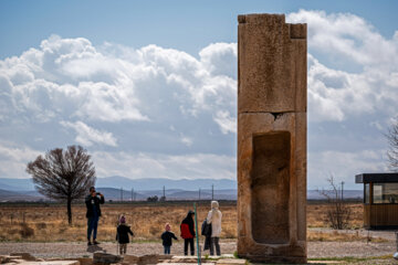 Turistas de Noruz en Persépolis y Pasargada