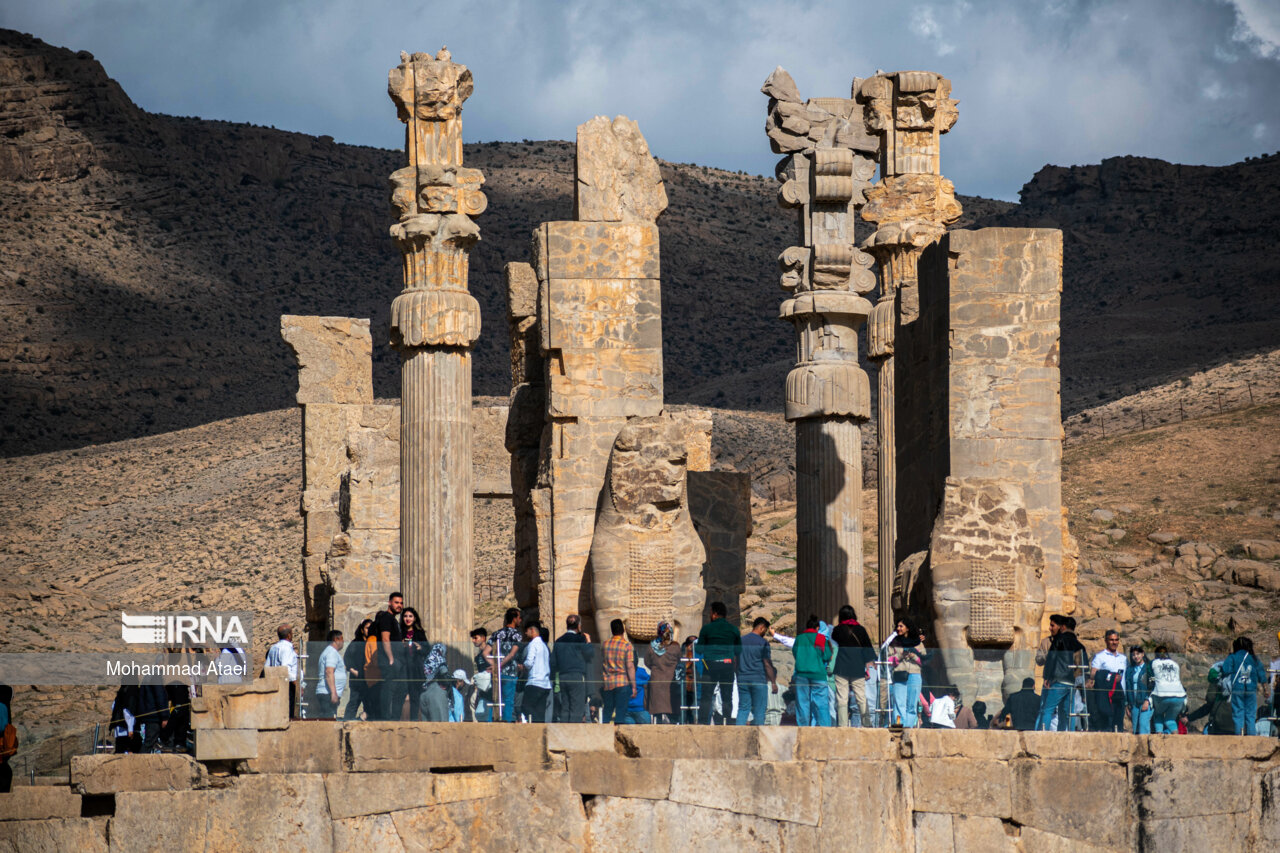 بالصور.. السياح يزورون موقع "تخت جمشيد" الأثري في شيراز
