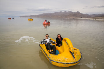 Turistas de Noruz disfrutan las bellas del lago Urmia