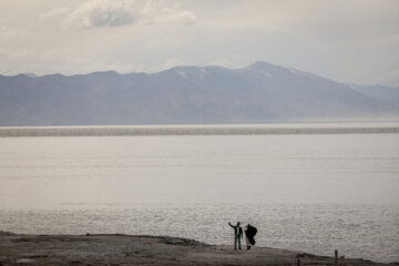 Turistas de Noruz disfrutan las bellas del lago Urmia