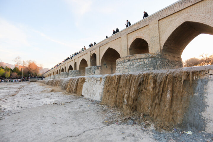 جاری شدن آب در زاینده رود