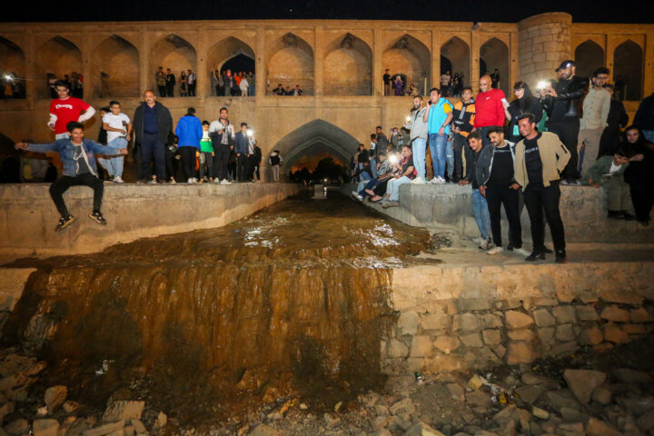 جاری شدن آب در زاینده رود