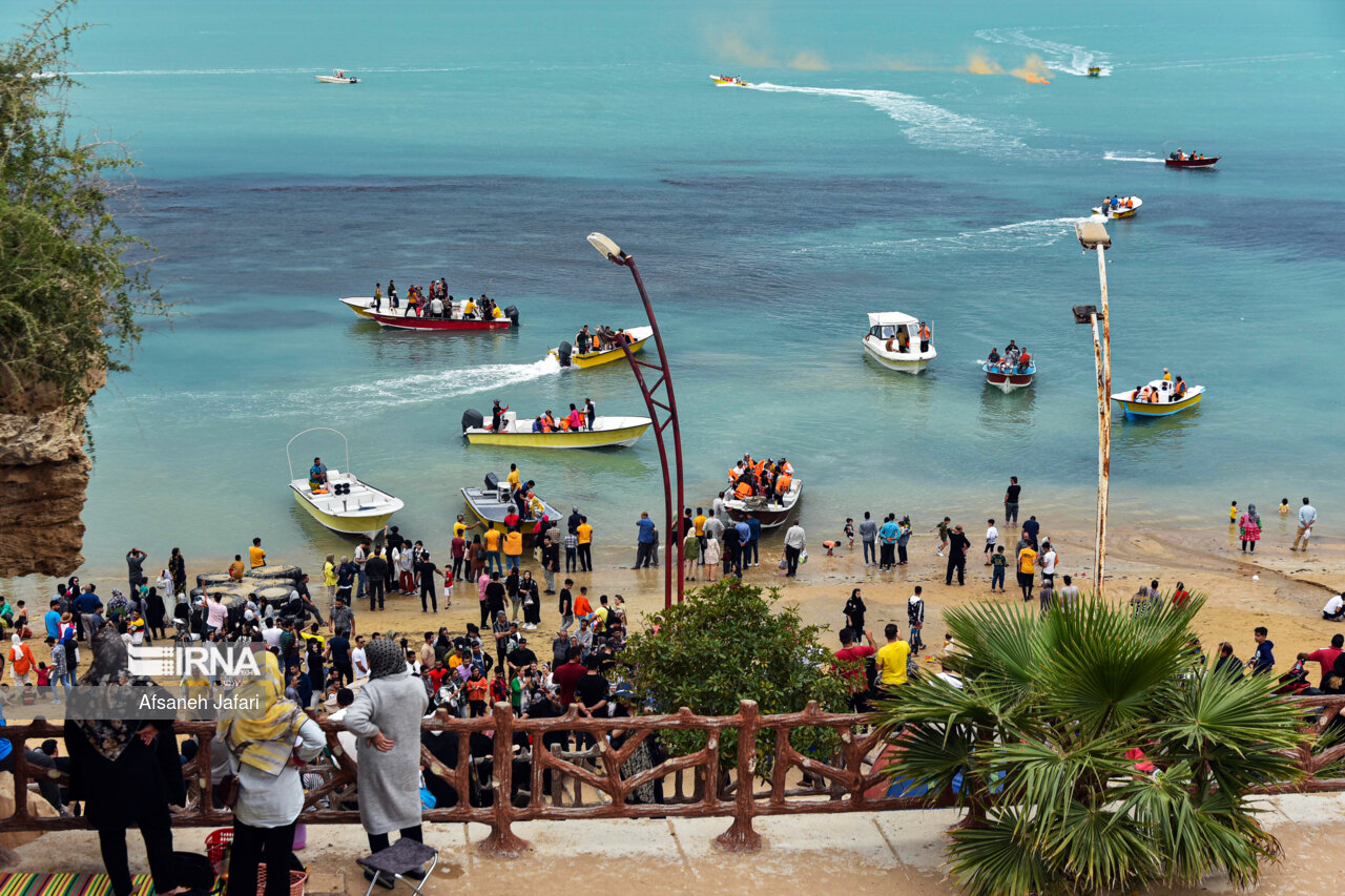 استاندار بوشهر: ۵۰ هزار مسافر نوروزی از گشت دریایی استفاده کردند استاندار بوشهر: ۵۰ هزار مسافر نوروزی از گشت دریایی استفاده کردند