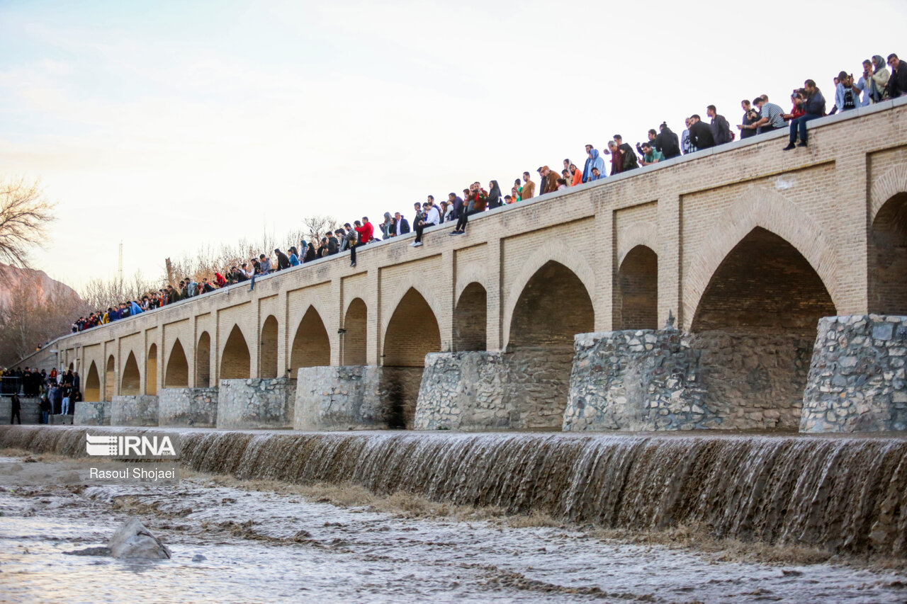 کشاورزان اصفهان: جریان آب در زاینده‌رود تا ۲۳ فروردین ادامه یابد