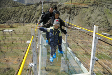 بازدید گردشگران نوروزی از پل شیشه ای روستای «نگل» -  سنندج