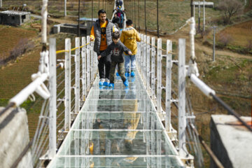 بازدید گردشگران نوروزی از پل شیشه ای روستای «نگل» -  سنندج