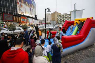 Une simple cérémonie d'iftar appelée « Iftar Khoone » accueillera les jeûneurs jusqu'au 29 mars, avec des activités de loisir, des éclairages et des décorations pour les enfants. A cela s’ajoute des cérémonies festives à l’occasion de Nowruz sur le trottoir du boulevard Keshavarz à Téhéran. (Photo : Mohammad Mahdi Pourarab)