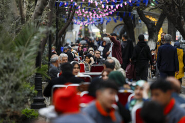 Une simple cérémonie d'iftar appelée « Iftar Khoone » accueillera les jeûneurs jusqu'au 29 mars, avec des activités de loisir, des éclairages et des décorations pour les enfants. A cela s’ajoute des cérémonies festives à l’occasion de Nowruz sur le trottoir du boulevard Keshavarz à Téhéran. (Photo : Mohammad Mahdi Pourarab)