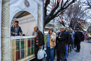 Une simple cérémonie d'iftar appelée « Iftar Khoone » accueillera les jeûneurs jusqu'au 29 mars, avec des activités de loisir, des éclairages et des décorations pour les enfants. A cela s’ajoute des cérémonies festives à l’occasion de Nowruz sur le trottoir du boulevard Keshavarz à Téhéran. (Photo : Mohammad Mahdi Pourarab)