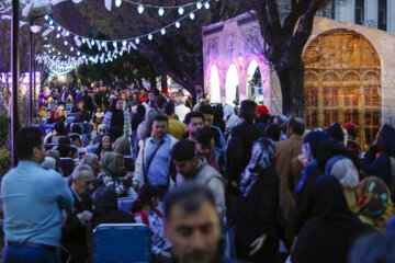 Une simple cérémonie d'iftar appelée « Iftar Khoone » accueillera les jeûneurs jusqu'au 29 mars, avec des activités de loisir, des éclairages et des décorations pour les enfants. A cela s’ajoute des cérémonies festives à l’occasion de Nowruz sur le trottoir du boulevard Keshavarz à Téhéran. (Photo : Mohammad Mahdi Pourarab)