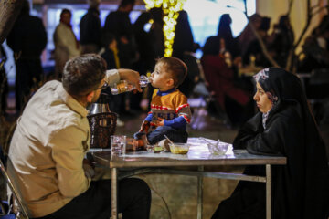 Une simple cérémonie d'iftar appelée « Iftar Khoone » accueillera les jeûneurs jusqu'au 29 mars, avec des activités de loisir, des éclairages et des décorations pour les enfants. A cela s’ajoute des cérémonies festives à l’occasion de Nowruz sur le trottoir du boulevard Keshavarz à Téhéran. (Photo : Mohammad Mahdi Pourarab)