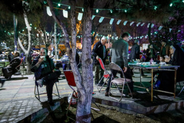 Une simple cérémonie d'iftar appelée « Iftar Khoone » accueillera les jeûneurs jusqu'au 29 mars, avec des activités de loisir, des éclairages et des décorations pour les enfants. A cela s’ajoute des cérémonies festives à l’occasion de Nowruz sur le trottoir du boulevard Keshavarz à Téhéran. (Photo : Mohammad Mahdi Pourarab)