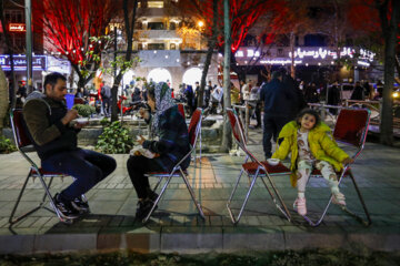 Une simple cérémonie d'iftar appelée « Iftar Khoone » accueillera les jeûneurs jusqu'au 29 mars, avec des activités de loisir, des éclairages et des décorations pour les enfants. A cela s’ajoute des cérémonies festives à l’occasion de Nowruz sur le trottoir du boulevard Keshavarz à Téhéran. (Photo : Mohammad Mahdi Pourarab)