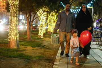 Une simple cérémonie d'iftar appelée « Iftar Khoone » accueillera les jeûneurs jusqu'au 29 mars, avec des activités de loisir, des éclairages et des décorations pour les enfants. A cela s’ajoute des cérémonies festives à l’occasion de Nowruz sur le trottoir du boulevard Keshavarz à Téhéran. (Photo : Mohammad Mahdi Pourarab)
