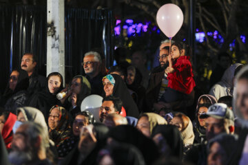 Une simple cérémonie d'iftar appelée « Iftar Khoone » accueillera les jeûneurs jusqu'au 29 mars, avec des activités de loisir, des éclairages et des décorations pour les enfants. A cela s’ajoute des cérémonies festives à l’occasion de Nowruz sur le trottoir du boulevard Keshavarz à Téhéran. (Photo : Mohammad Mahdi Pourarab)