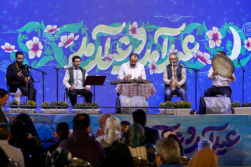 Une simple cérémonie d'iftar appelée « Iftar Khoone » accueillera les jeûneurs jusqu'au 29 mars, avec des activités de loisir, des éclairages et des décorations pour les enfants. A cela s’ajoute des cérémonies festives à l’occasion de Nowruz sur le trottoir du boulevard Keshavarz à Téhéran. (Photo : Mohammad Mahdi Pourarab)