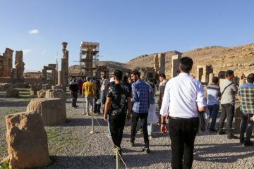 گردشگران نوروز ۱۴۰۳ در تخت جمشید