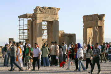 گردشگران نوروز ۱۴۰۳ در تخت جمشید