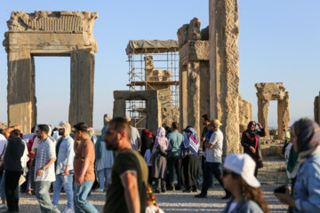 گردشگران نوروز ۱۴۰۳ در تخت جمشید