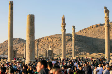 گردشگران نوروز ۱۴۰۳ در تخت جمشید