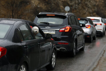  آزادراه تهران - شمال و جاده کرج - چالوس  یک طرفه شد/ ترافیک همچنان سنگین است