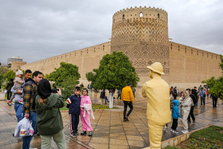 گردشگران نوروز ۱۴۰۳ در مجموعه زندیه شیراز