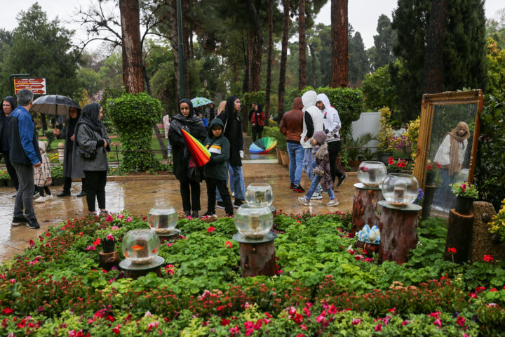 گردشگران نوروز ۱۴۰۳ در باغ ارم