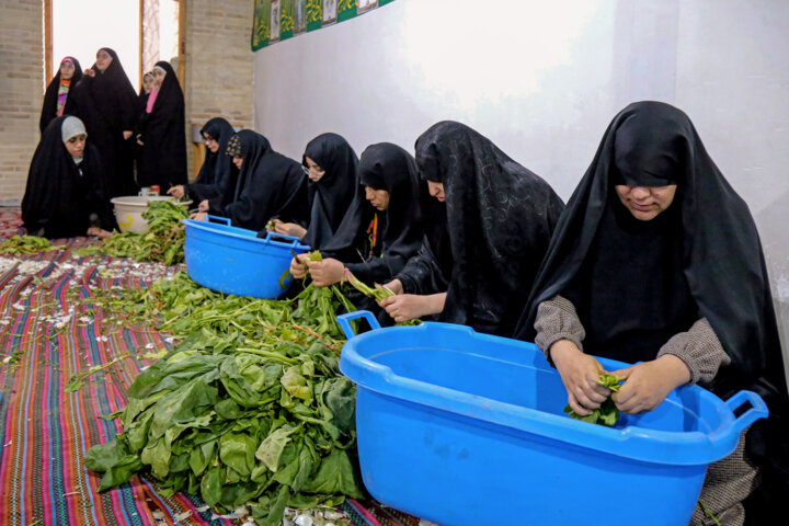 طبخ و توزیع ۴۰ دیگ آش نذری- بجنورد