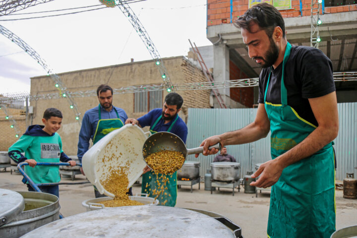 طبخ و توزیع ۴۰ دیگ آش نذری- بجنورد