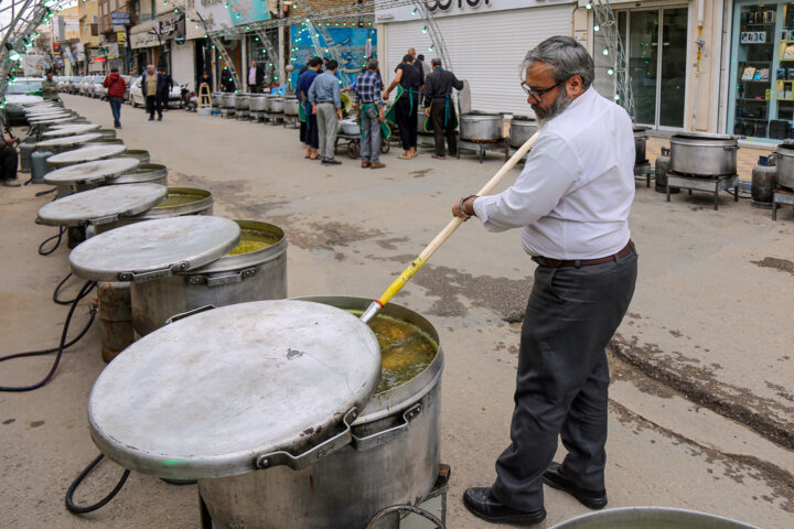 طبخ و توزیع ۴۰ دیگ آش نذری- بجنورد