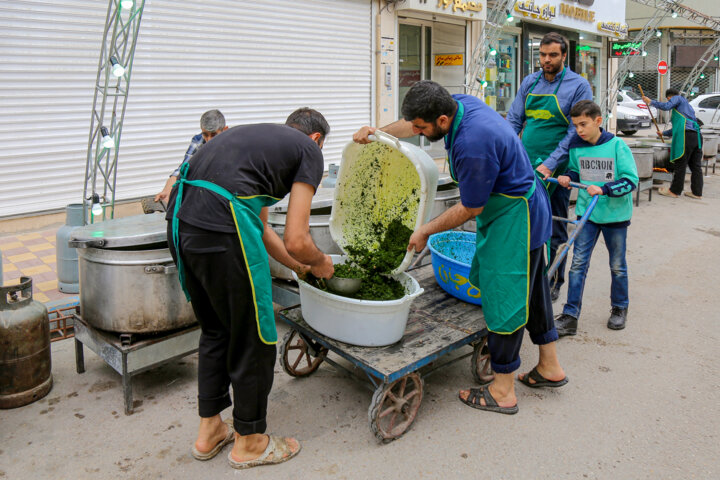 طبخ و توزیع ۴۰ دیگ آش نذری- بجنورد