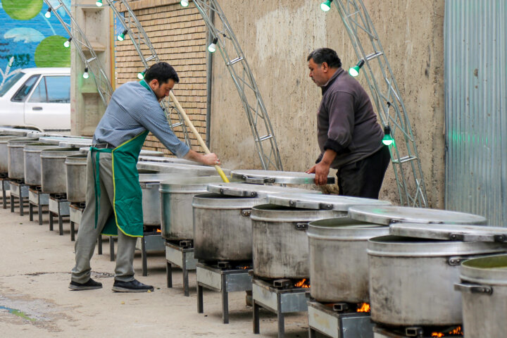 طبخ و توزیع ۴۰ دیگ آش نذری- بجنورد