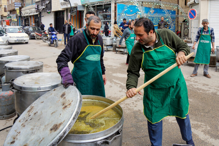 طبخ و توزیع ۴۰ دیگ آش نذری- بجنورد