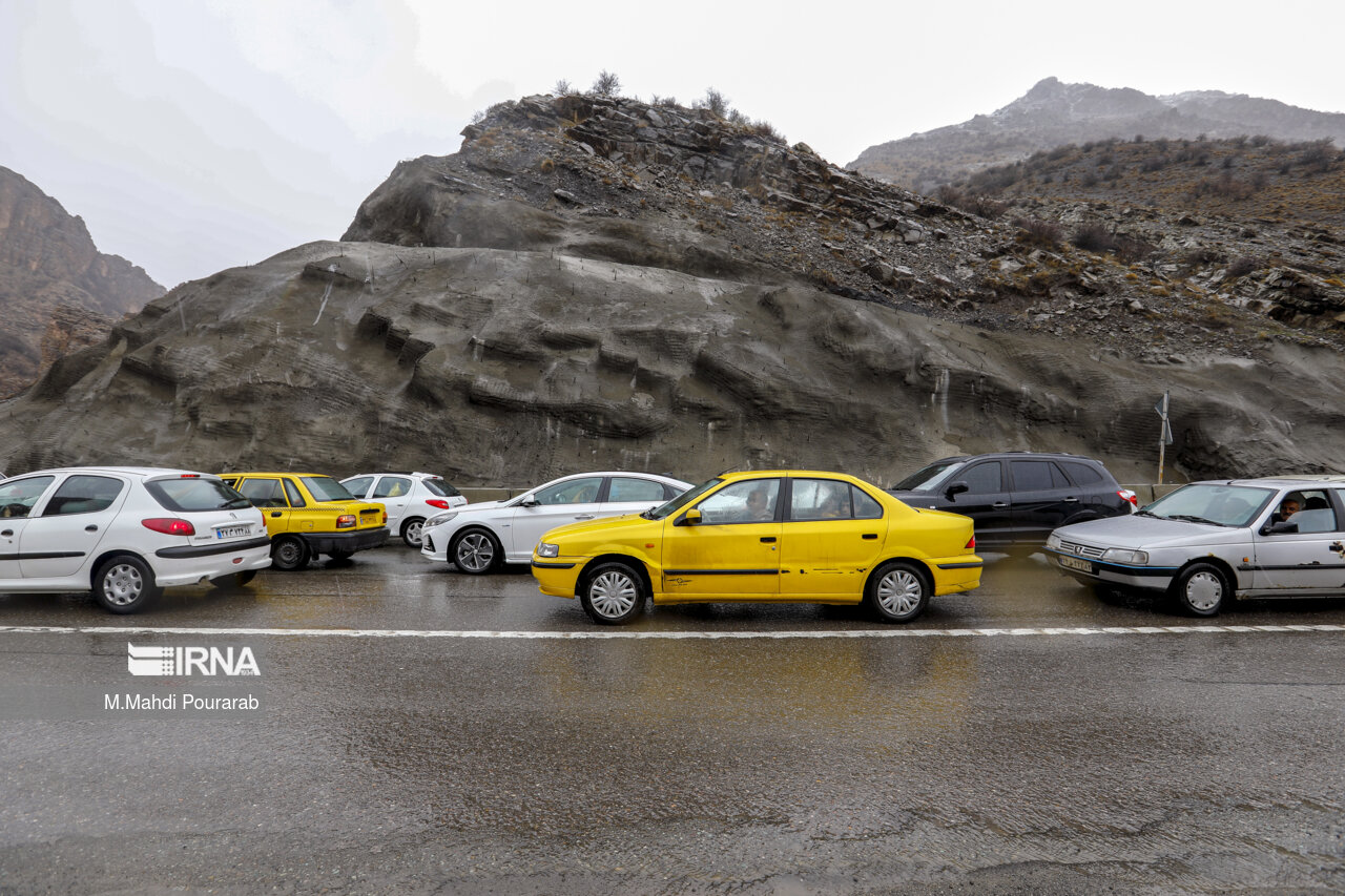 تردد در جاده چالوس فقط برای افراد بومی میسر است/ استفاده از مسیرهای جایگزین برای مسافران