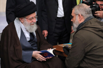 Norouz 2024: un groupe de poètes reçu par le Leader de la Révolution islamique d’Iran, l'ayatollah Seyyed Ali Khamenei. (Photo : https://khamenei.ir/)