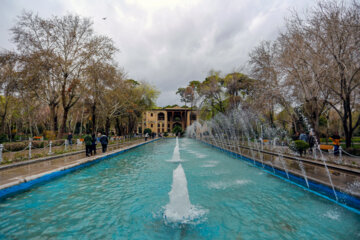Téhéran (IRNA)-Le palais Hasht Behesht est l'un des bâtiments historiques et des attractions touristiques de la province d'Ispahan qui accueille ces jours-ci les touristes et les voyageurs à l’occasion des vacances de Norouz 2024.  1403. (Photo : Rasoul Shojaï)