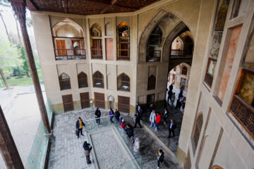 Téhéran (IRNA)-Le palais Hasht Behesht est l'un des bâtiments historiques et des attractions touristiques de la province d'Ispahan qui accueille ces jours-ci les touristes et les voyageurs à l’occasion des vacances de Norouz 2024.  1403. (Photo : Rasoul Shojaï)