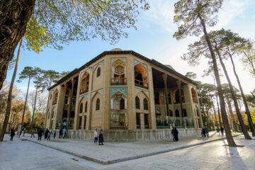 Téhéran (IRNA)-Le palais Hasht Behesht est l'un des bâtiments historiques et des attractions touristiques de la province d'Ispahan qui accueille ces jours-ci les touristes et les voyageurs à l’occasion des vacances de Norouz 2024.  1403. (Photo : Rasoul Shojaï)