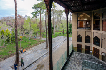 Téhéran (IRNA)-Le palais Hasht Behesht est l'un des bâtiments historiques et des attractions touristiques de la province d'Ispahan qui accueille ces jours-ci les touristes et les voyageurs à l’occasion des vacances de Norouz 2024.  1403. (Photo : Rasoul Shojaï)