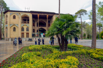 Téhéran (IRNA)-Le palais Hasht Behesht est l'un des bâtiments historiques et des attractions touristiques de la province d'Ispahan qui accueille ces jours-ci les touristes et les voyageurs à l’occasion des vacances de Norouz 2024.  1403. (Photo : Rasoul Shojaï)