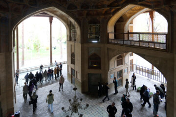 Téhéran (IRNA)-Le palais Hasht Behesht est l'un des bâtiments historiques et des attractions touristiques de la province d'Ispahan qui accueille ces jours-ci les touristes et les voyageurs à l’occasion des vacances de Norouz 2024.  1403. (Photo : Rasoul Shojaï)