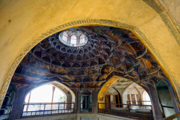 Téhéran (IRNA)-Le palais Hasht Behesht est l'un des bâtiments historiques et des attractions touristiques de la province d'Ispahan qui accueille ces jours-ci les touristes et les voyageurs à l’occasion des vacances de Norouz 2024.  1403. (Photo : Rasoul Shojaï)