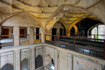 Téhéran (IRNA)-Le palais Hasht Behesht est l'un des bâtiments historiques et des attractions touristiques de la province d'Ispahan qui accueille ces jours-ci les touristes et les voyageurs à l’occasion des vacances de Norouz 2024.  1403. (Photo : Rasoul Shojaï)