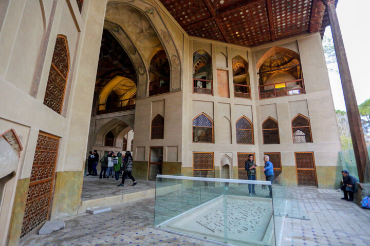 گردشگران نوروز ۱۴۰۳ در کاخ هشت بهشت اصفهان