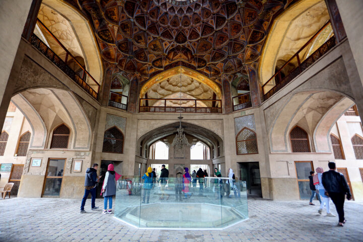 گردشگران نوروز ۱۴۰۳ در کاخ هشت بهشت اصفهان