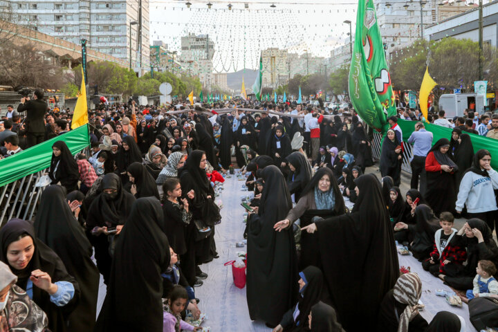 سفره افطار شش کیلومتری در مشهد