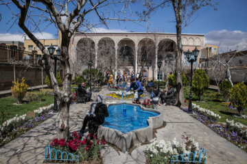Pendant les vacances de Nouvel An iranien et de la fête de Norouz (2024), les voyageurs et les touristes visitent divers lieux et sites historiques et récréatifs de la ville de Tabriz, notamment Maqbareh al-Shoara (Tombe des poètes), la maison Qajar, la maison de Maître Shahriar (grand poète contemporain iranien) et le bazar de Tabriz, et encore d’autres…  Photo : Ali Hamed Haq Doust